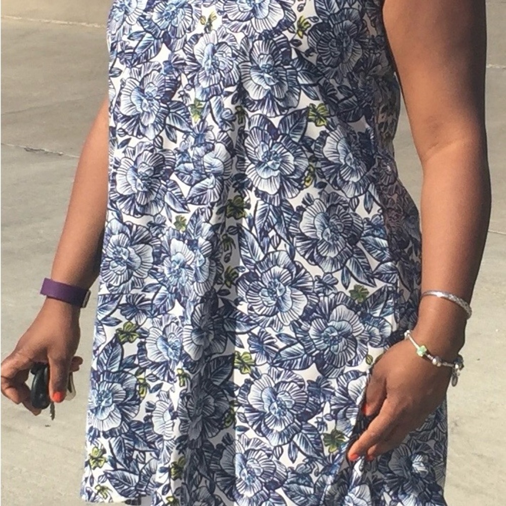 🌿 Lush Blue & White Floral Tunic Tank – Size L - Picture 2 of 4